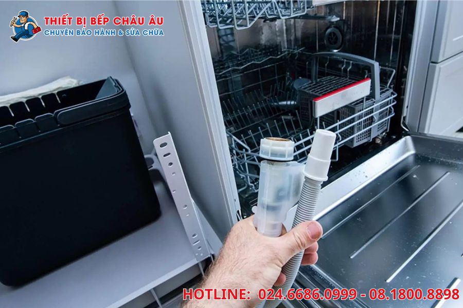 Chỉ nên tự kiểm tra máy rửa bát hafele tại nhà ở mức cơ bản đối với các lỗi dễ quan sát bên ngoài