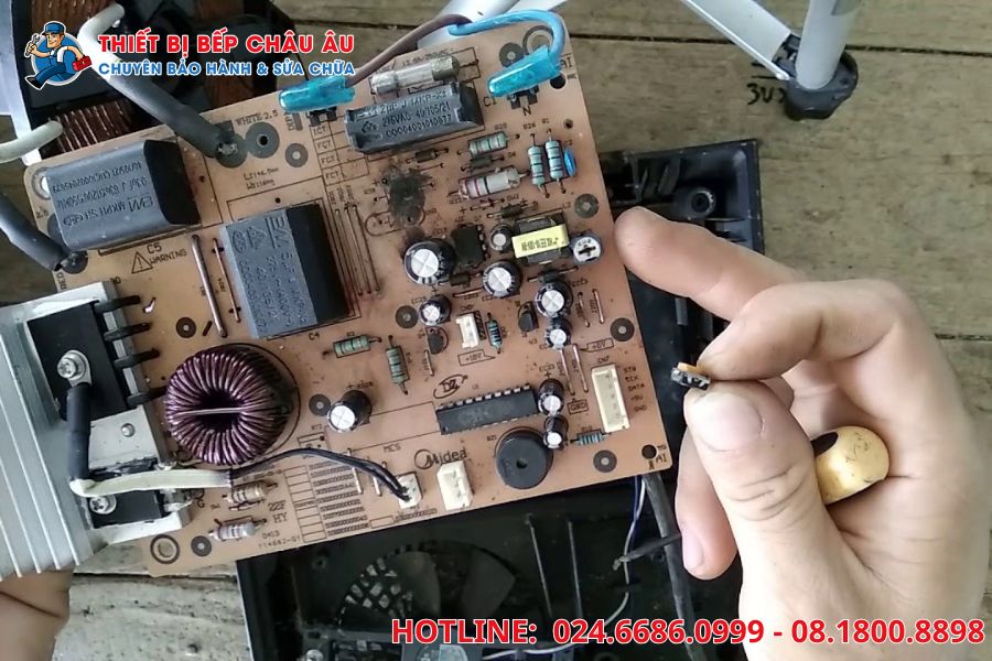 Quy trình sửa chữa bếp từ cần được thực hiện theo từng bước rõ ràng